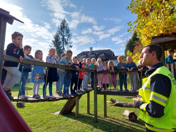 Gemeinsam.Sicher.Feuerwehr: Feuerwehr Rainbach zu Besuch im Kindergarten