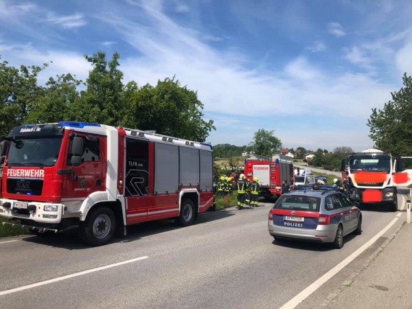 Verkehrsunfall: eingeklemmte Person