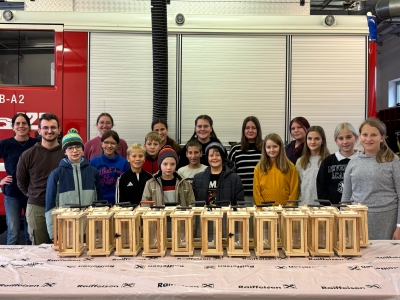 Laternen basteln mit der Feuerwehrjugend