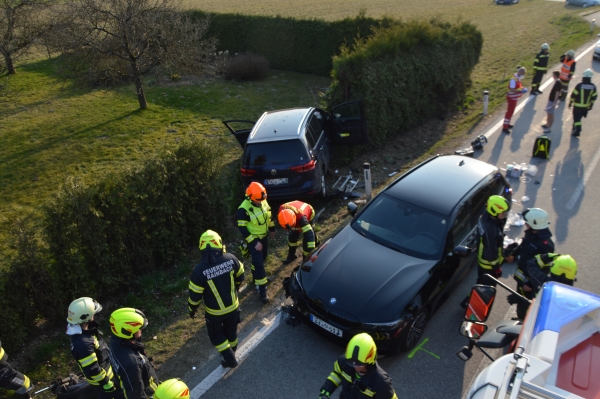 Verkehrsunfall mit eingeklemmter Person