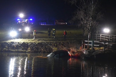 Fahrzeugbergung: PKW in Weiher